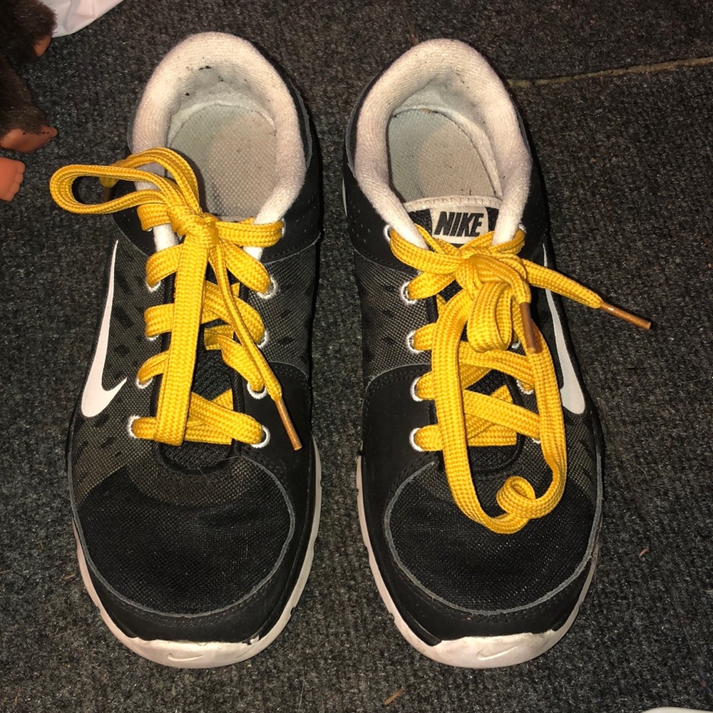 Black nike shoes with yellow laces